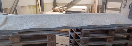 Hvit granittbenkeplate med subtile sorte årer